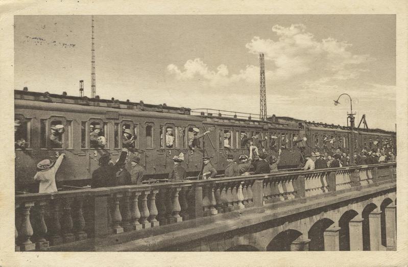 Auszug von Soldaten auf dem Bahnhof Magdeburg (SigNG 1176 Stadtarchiv Magdeburg)