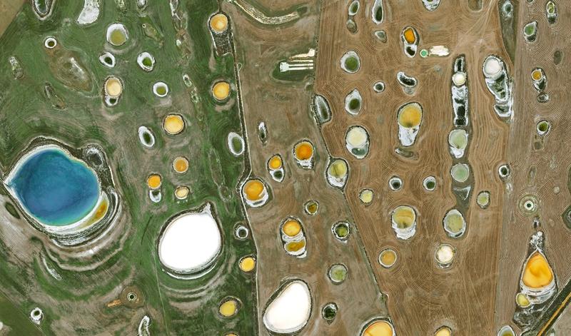 In der Region um Beaumont im Südwesten Australiens sind weite Ackerflächen mit Salztümpeln durchsetzt.
