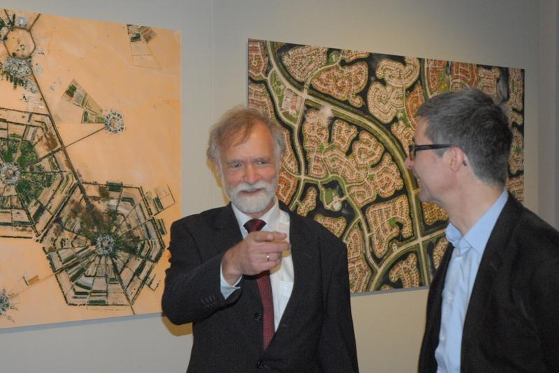 Prof. Dr. Wolfgang Wägele (l) und Mag. Paul Schreilechner (r) in der Ausstellung.