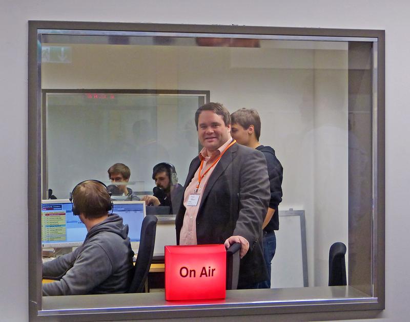 „On Air“: Im Hörfunkstudio verschafften sich die Besucher des Medienma-nagement-Tages einen Eindruck, wie Sendungen moderiert und ausge-strahlt werden. 