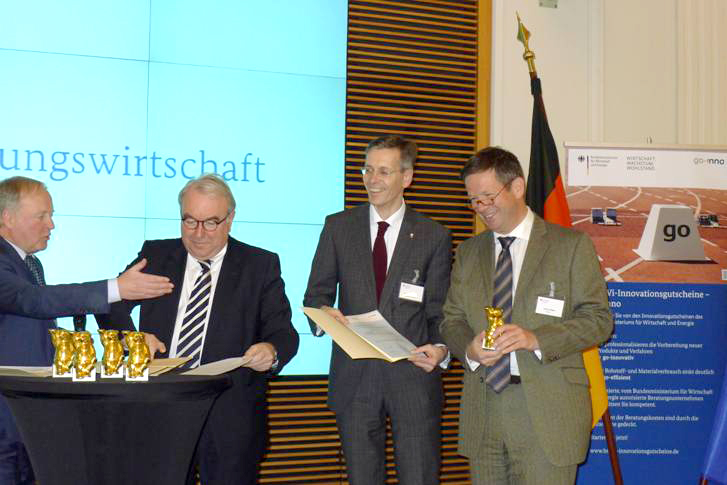 Jochen Brüggen (rechts), Vorsitzender des foodRegio e.V. und GF H. & J. Brüggen KG und Dr. Björn P. Jacobsen (2.v.r.), WiFö Lübeck GmbH nehmen Auszeichnung entgegen