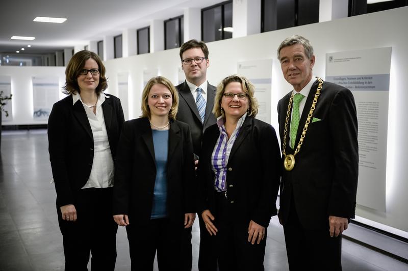 v.l.n.r. : Janina Fels, Eva-Maria Jung, Christoph Michels, Wissenschaftsministerin Svenja Schulze und Akadmiepräsident.Hanns Hatt