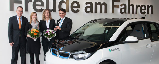 Thomas Renner, Verena Pohl und Monika Kochanowski (v.l.n.r.) vom Fraunhofer IAO nehmen den Schlüssel des ersten BMW i3 von Nicolai Klemm (BMW Niederlassung Stuttgart) entgegen.