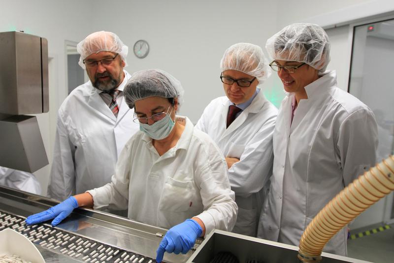 Wirtschaftsminister Harry Glawe (li.) informierte sich über die Produktion in dem Parchimer Werk, hier mit Mitarbeiterin Marlies Fuhrmann (mi.) an einem Verblisterungsautomaten.