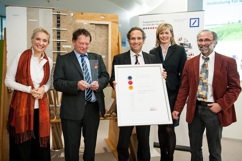 (v.l.) Corinna Pregla (Land der Ideen), Werner Theuerkorn (typha technik), Dr. Klaus Sedlbauer (Leiter Fraunhofer IBP), Karin Zarzewski (Deutsch Bank AG) und Dr. Martin Krus (Fraunhofer IBP).  
