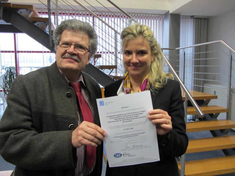 Die Direktorin der Europäischen Akademie, Prof. Ahrweiler, und der QM-Manager, Dr. Bohle, freuen sich über die Zertifizierung