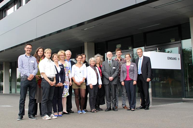 Prof. Dr. Julia Kormann (5. v. l.) mit Professoren, Mitarbeitern und dem HRK-Team