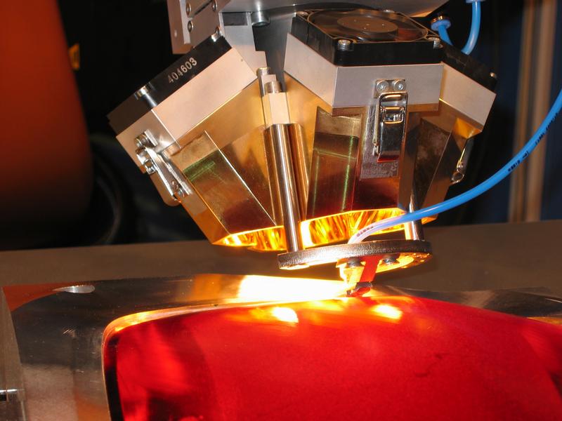 Premiere auf der Messe LASER 2005 in München: Hybridschweißen von Automobilrückleuchten, erstmals live vorgeführt.		 			   