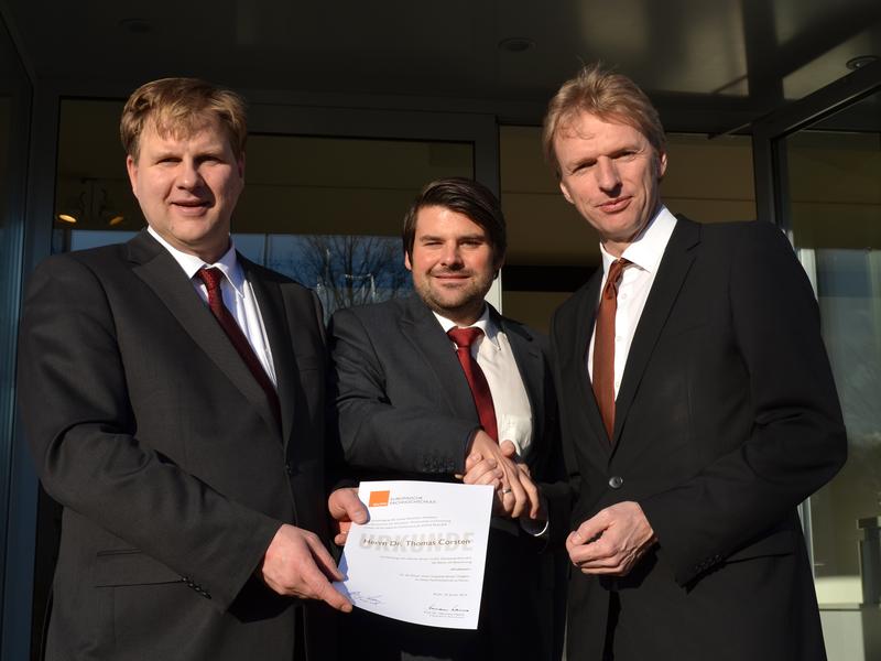 EUFH-Präsident Prof. Dr. Birger Lang (links) und Sven Hardersen, Standortleiter der EUFH Neuss (rechts), gratulieren dem frisch berufenen Professor.