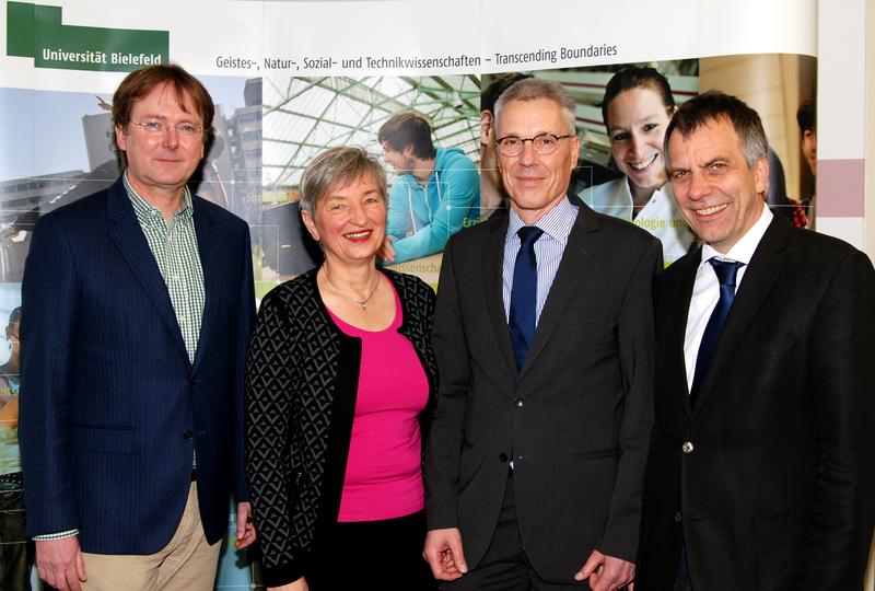 Gratulationen zur Wahl: Prof. Dr. Fred G. Becker, Dr. Annette Fugmann-Heesing, Dr. Stephan Becker und Prof. Dr.-Ing. Gerhard Sagerer (v.l.).