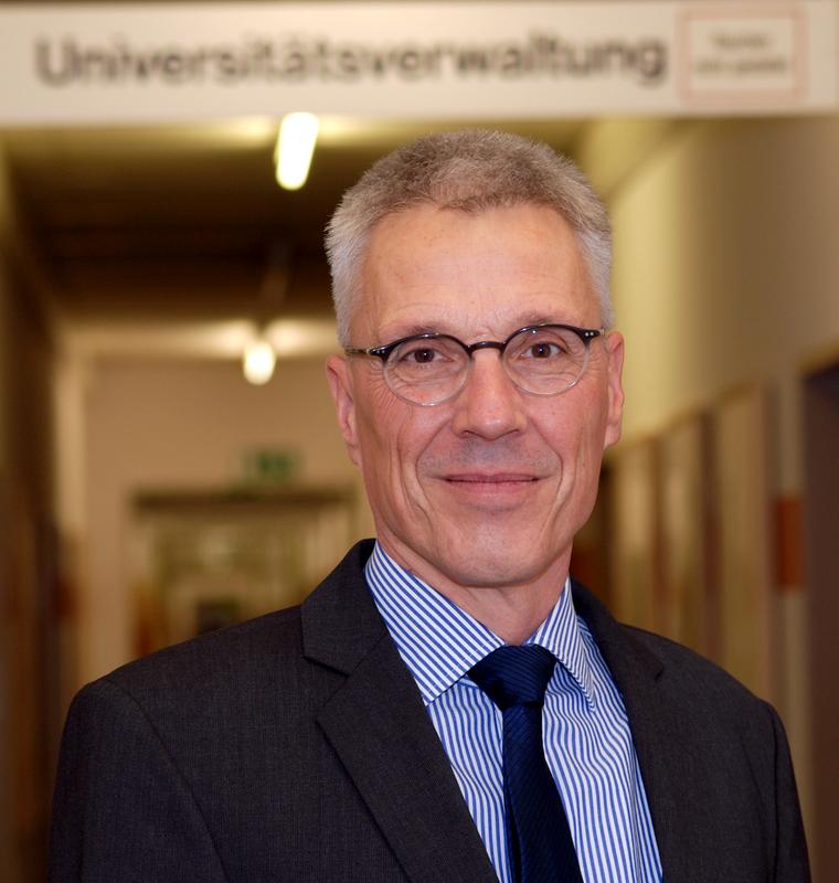 Dr. Stephan Becker wurde vom Senat als zukünftiger Kanzler der Universität Bielefeld einstimmig bestätigt.