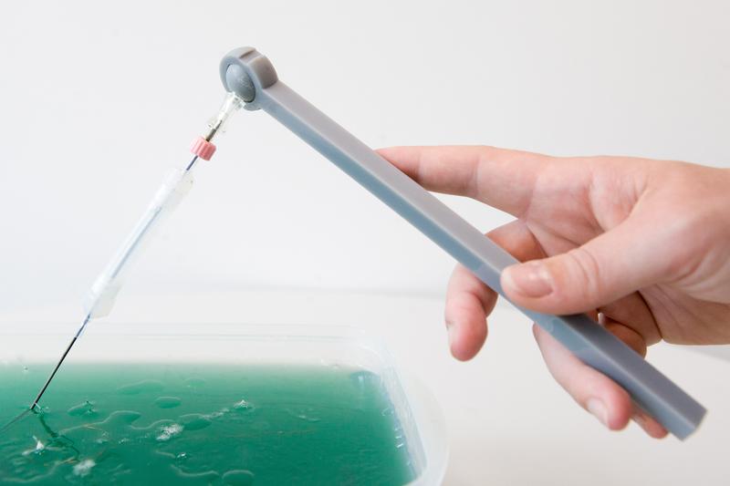 Test eines neuartigen Instruments für eine minimalinvasive Operation unter MRT-Kontrolle 