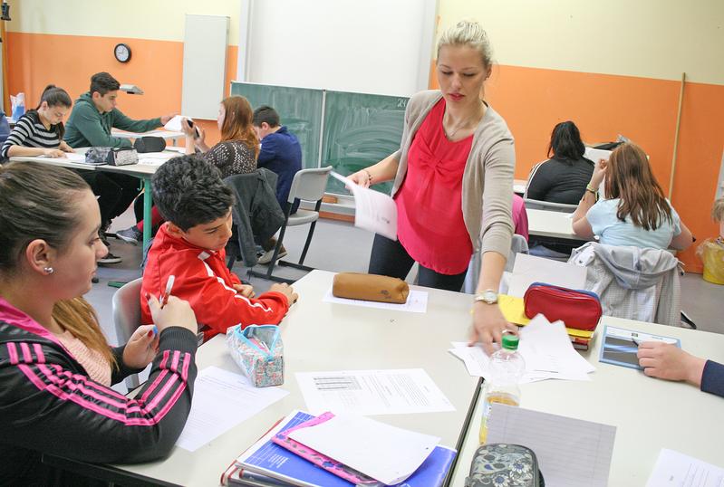 Mittwochs im Hörsaal, Freitags im Klassenzimmer: Lehramtsstudenten der Uni Hildesheim (hier: Arta Kolgeci) sind im ersten Studienjahr einmal wöchentlich in der Schule und beobachten Unterricht.