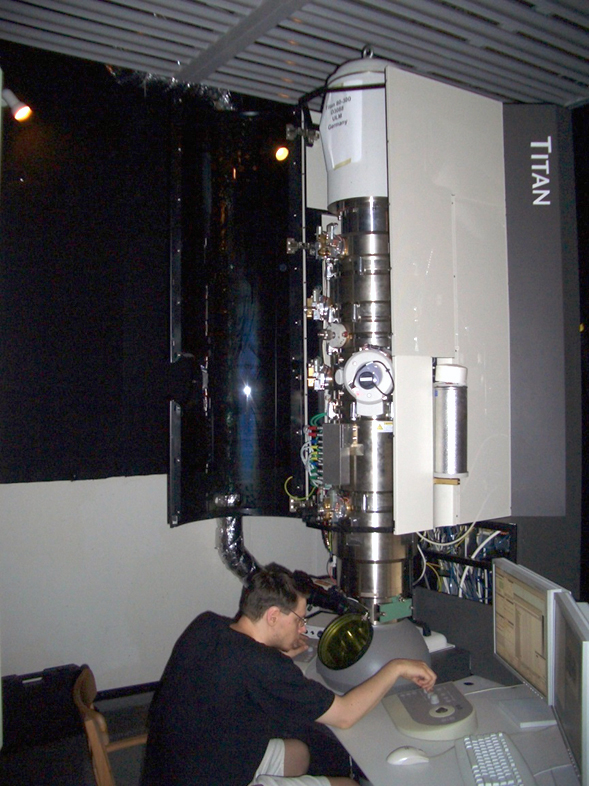 An der Universität Ulm steht seit 2005 das erste kommerziell hergestellte aberrationskorrigierte Elektronenmikroskop. Betreut wird es dort von Dr. Johannes Biskupek. 