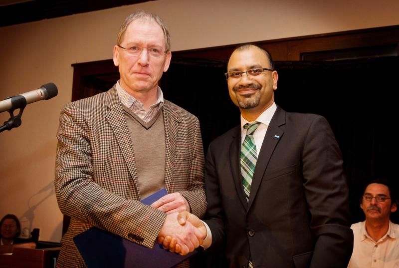  Der neue Liebig-Professor Prof. Martin Russel Wilkins (links) und JLU-Präsident Prof. Dr. Joybrato Mukherjee.