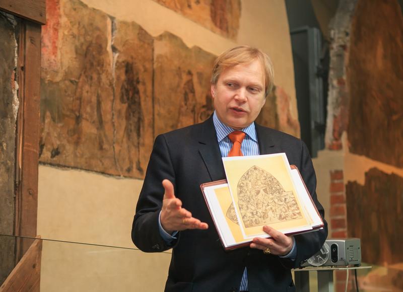 Wandmalereien des mittelalterlichen Dominikanerklosters sind im Neuen Augusteum zugänglich. Prof. Dr. Rudolf Hiller von Gaertringen erläutert den Anwesenden die Malereien. 