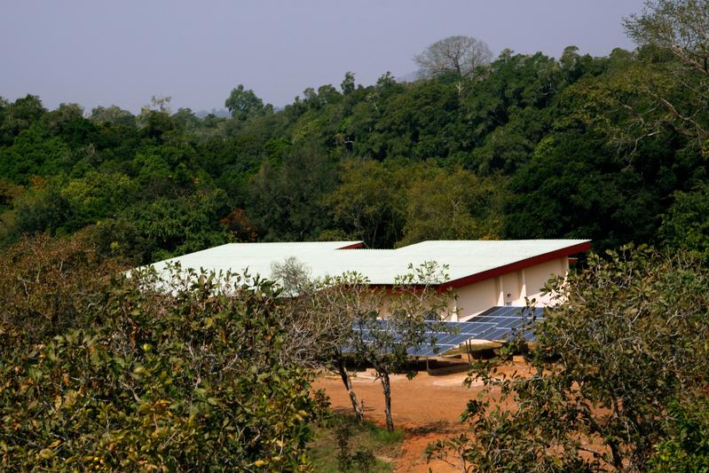 Blick auf das instandgesetzte Laborgebäude der Würzburger Forschungsstation im Comoé-Nationalpark (Elfenbeinküste) mit der neuen Solaranlage.