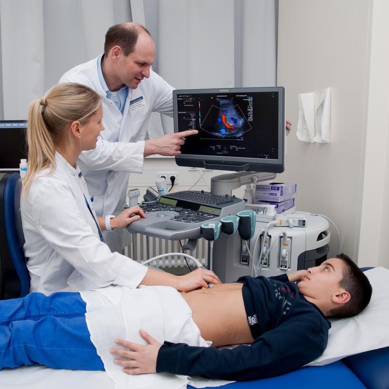 Assistenzärztin Dr. Anke Simon und Privatdozent Dr. Jens-Peter Schenk, Chefarzt der Sektion Kinderradiologie am Zentrum für Kinder- und Jugendmedizin Heidelberg, mit einem Patienten beim Ultras