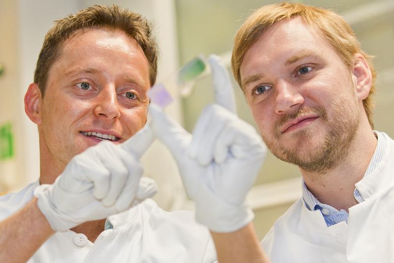 (v. links) Dr. Stephan Emmrich und Dr. Jan-Henning Klusmann im Labor. 