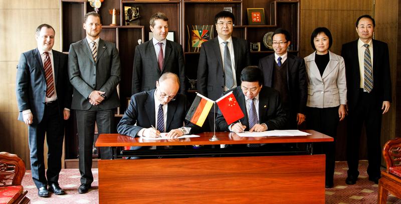 Der Präsident der UIBE, Professor Dr. Shi Jianjun (re,) und Prof. Dr. Hendrik Brumme, Präsident der Hochschule Reutlingen, unterzeichnen den Vertrag. 