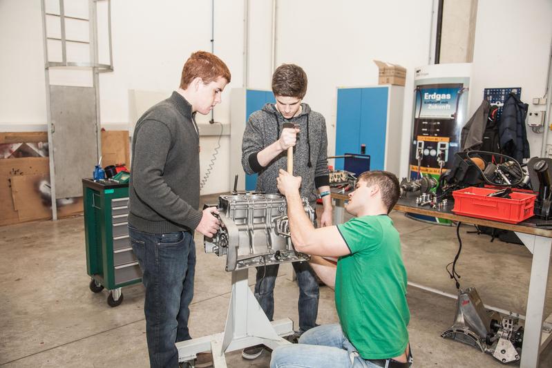 Einen Motor auseinanderzunehmen und dann wieder zusammen zu bauen ist eine der Aufgaben im Workshop des Studiengangs „Fahrzeugtechnik/Automotive Engineering.