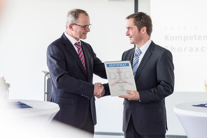 Prof. Dr. Bernward Passlick, Ärztlicher Direktor der Klinik für Thoraxchirurgie des UKF (links), und Dr. Christian Kugler, Präsident der Deutschen Gesellschaft für Thoraxchirurgie