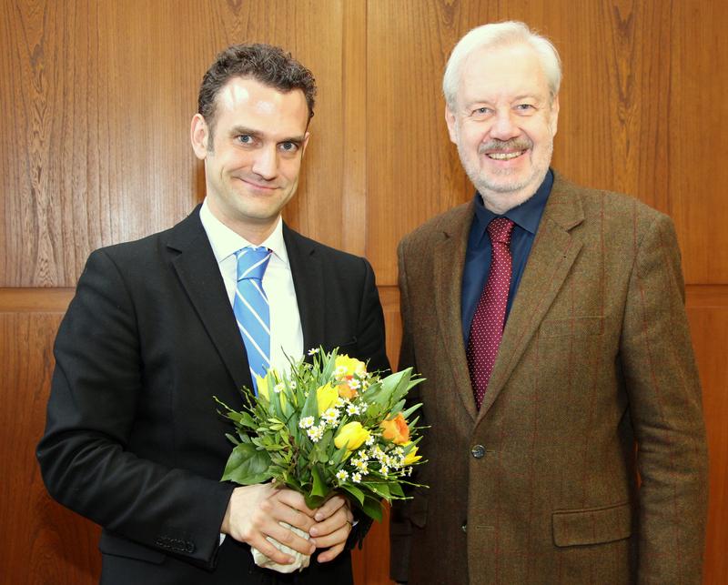 HWR-Präsident Prof. Dr. Bernd Reissert (re.) gratuliert Prof. Dr. Jan Eickelberg zur Wahl als Vizepräsident.