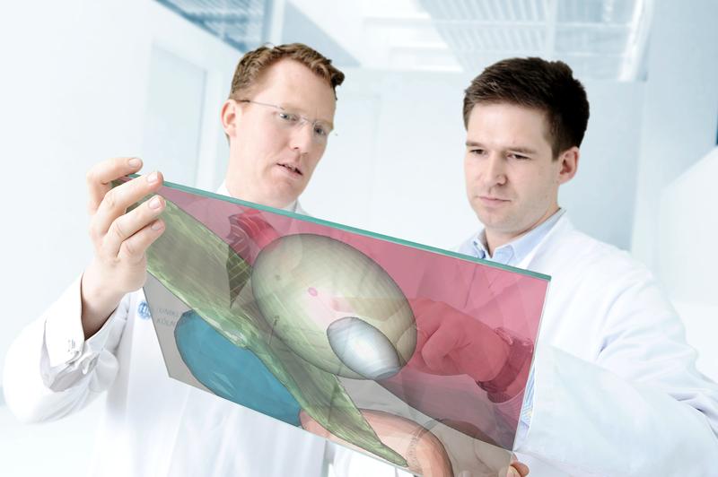 Prof. Dr. Lars Timmermann (links) und Dr. Michael Barbe (rechts) diskutieren die Lage der Elektrode und die beiden aktiven Ladungswolken im Zielareal.