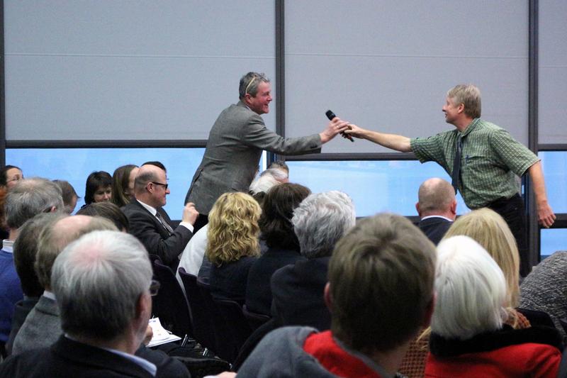 Diskussion im Plenum: Moderator Gerold Rahmann (Thünen-Institut für Ökolandbau) übergibt das Mikro an Klaus Wiesinger (LfL Bayern) für einen Diskussionsbeitrag