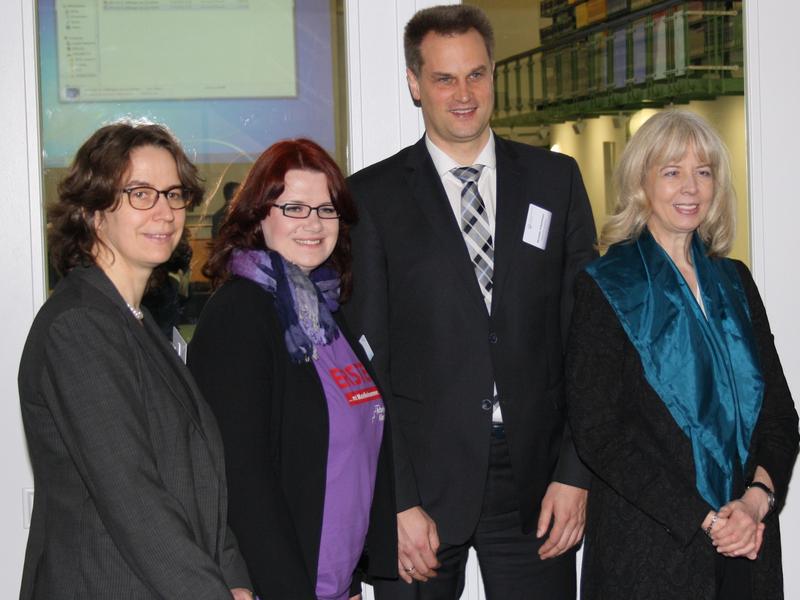 V.l.:  Dr. Karin Beck, Leuphana Universität, Anika Werner, Projektkoordinatorin ArbeiterKind.de, Prof. Dr. Alexander Schmehmann, Vizepräsident Hochschule Osnabrück, und Staatssekretärin Andrea Hoops.