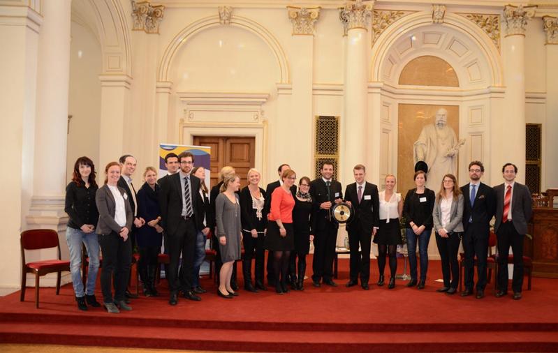 Als Ausrichter 2015 bekamen die Augsburger Telnehmerinnen und Teilnehmer  der 54. Assistententagung Öffentliches Recht in Graz traditionellerweise den Tagungsgong überreicht.