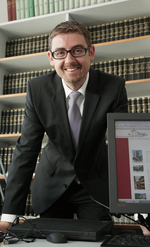 Der Rechtswissenschaftler Prof. Dr. Christian Alexander von der Universität Jena bietet den Weiterbildungskurs zum Internetrecht an.