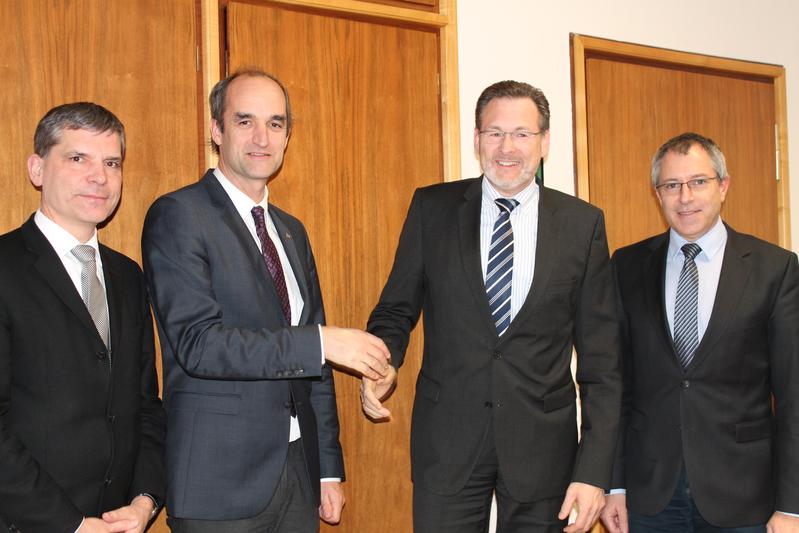 von links) Prof. Dr. Walter Czarnetzki, Prorektor für Forschung und Transfer, Prof. Dr. Christian Maercker, Rektor; Holger Suffel (Vice President, Global Service and Parts Operations bei Daimler), Pro
