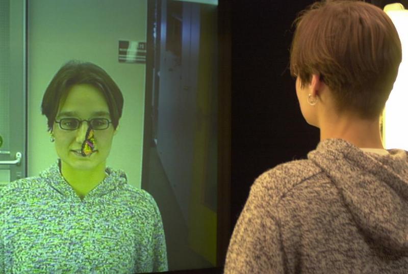 Die Gesichtsfindung funktioniert äußerst schnell und so detailgenau, dass beispielsweise ein Schmetterling auf der Nasenspitze des virtuellen Spiegelbilds plaziert werden kann. ©Fraunhofer IIS