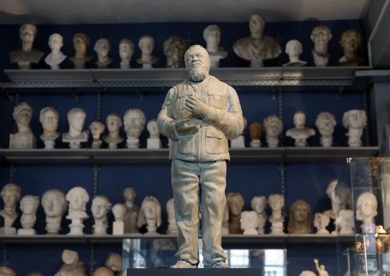 Die etwa 60 Zentimeter große Bronzeskulptur „Ai Weiwei 81“ des Landshuter Künstlers Richard Hillinger ist derzeit an der Uni Jena zu sehen.