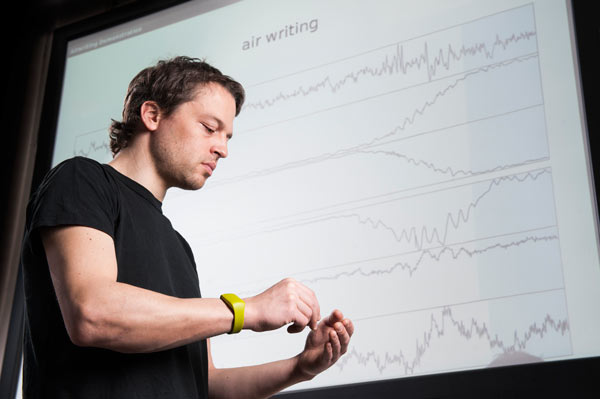 Airwriting: Aus Bewegungssignalen erkennt ein Computer in die Luft geschriebene Buchstaben. 