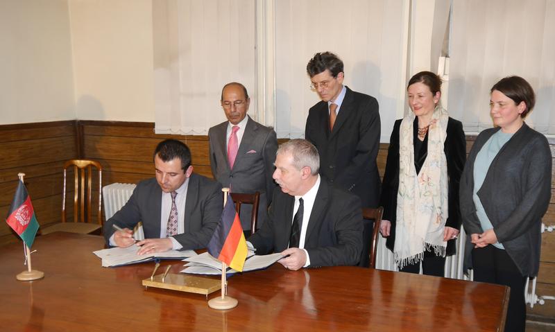 Vertragsunterzeichnung mit dem stellv. Kulturminister Afghanistans Mosadiq Khalili (1.v.l.) und Dr. Nikolaus Boroffka (DAI)