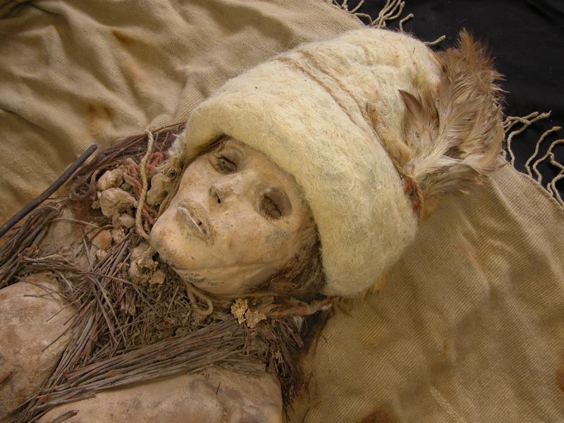 Kleine Käsebrocken sind als Grabbeigabe um den Hals der weiblichen Mumie verteilt. Die Menschen damals benötigten für die Produktion aus Milch, Hefe und Bakterien wurde kein Lab aus Tiermägen.