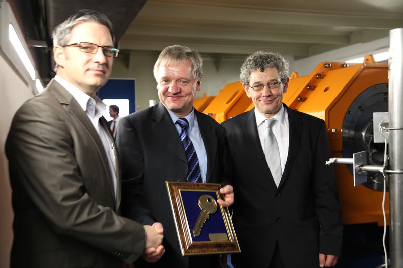 von links: Standortleiter Siemens Görlitz, Uwe Wittig, Prof. Frank Worlitz, Direktor IPM) und Rektor Prof. Friedrich Albrecht nach der feierlichen Schlüsselübergabe am Magnetlagerversuchsstand