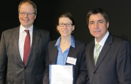 Christine Lippert mit Prof. Klaus Heying (l.), wissenschaftlichem Leiter des FM-Masterstudiengangs in Nürnberg und Prof. Dr. Markus Lehmann (r.), der die Preisverleihung moderierte.