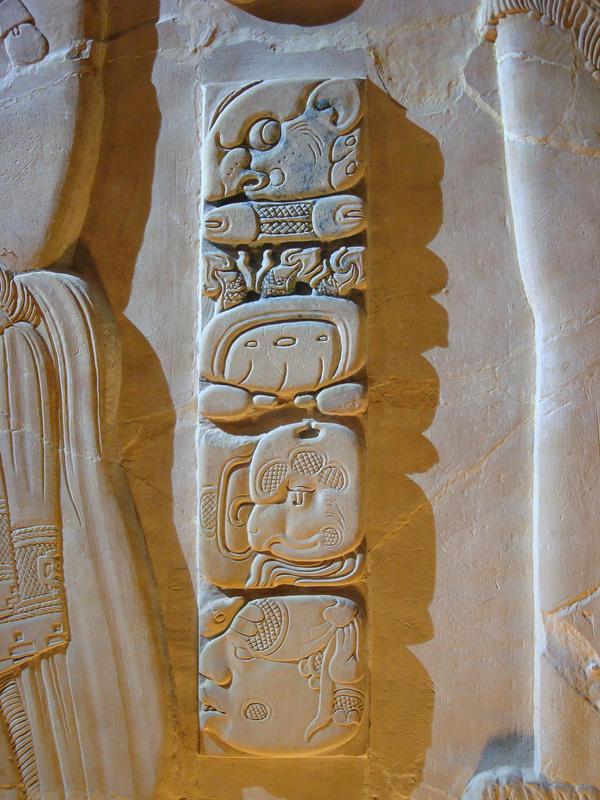 Maya-Relief in einem Tempel in Palenque im mexikanischen Bundesstaat Chiapas, Kalkstein mit Resten der ursprünglich farbigen Bemalung. 