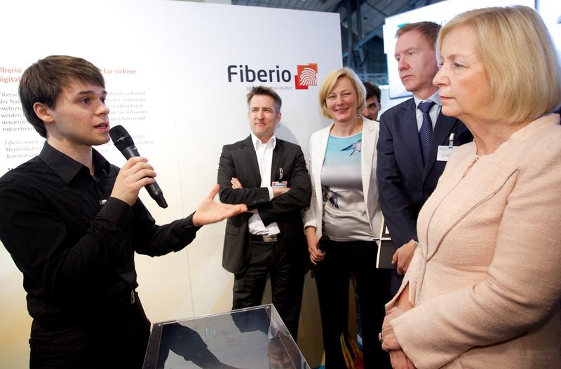 HPI-Nachwuchsforscher Sven Köhler (23) erläutert Bundesforschungsministerin Prof. Johanna Wanka den Multitouch Table "Fiberio". 2.v.l. HPI-Fachgebietsleiter Prof. Patrick Baudisch