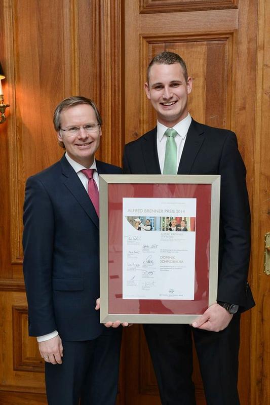 DHBW-Student Dominik Schmidbauer ist der Gewinner des diesjährigen Brenner-Stipendiums. Überreicht wurde es von Frank Marrenbach, Direktor von Brenners Park-Hotel & Spa.