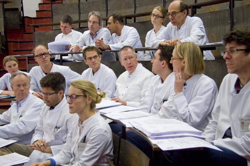 Das Herz des Onkologischen Zentrums sind die Tumorboards. Hier werden die komplexen Krankheitsbilder von allen Spezialisten besprochen und eine gemeinsame Therapiestrategie festgelegt.