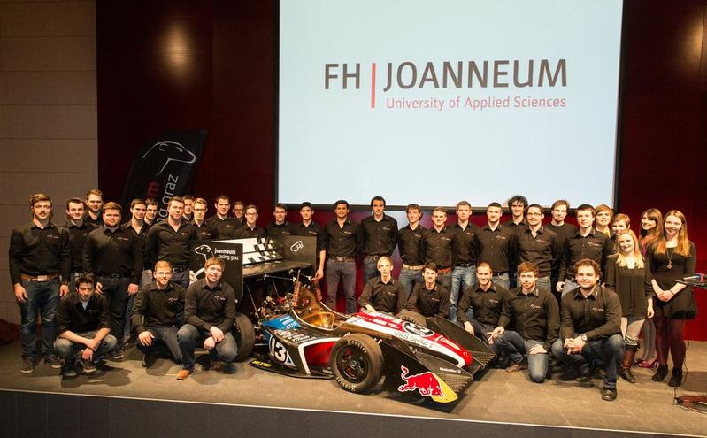 Das Team von joanneum racing graz präsentiert den neuen Rennboliden im Audimax