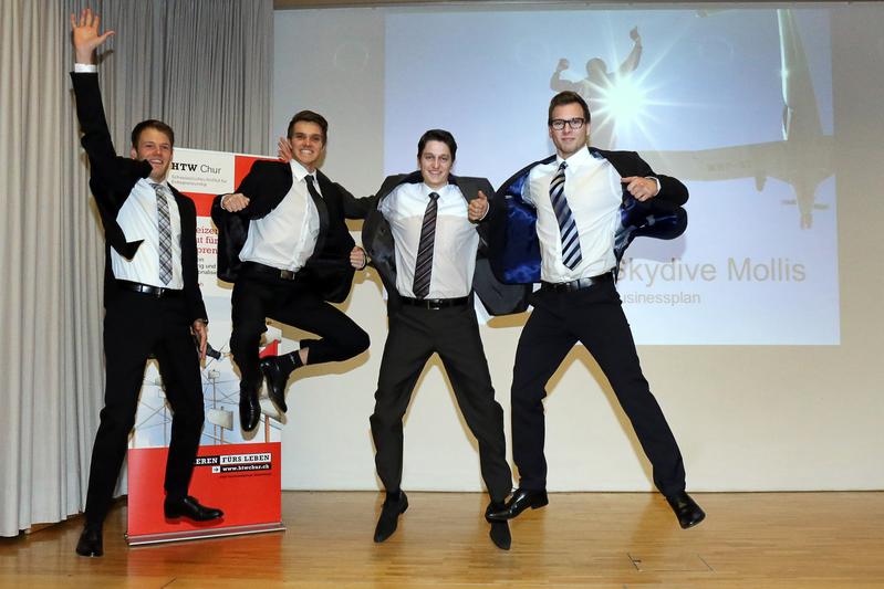 Gewannen den Best-Business-Plan-Wettbewerb 2014 der HTW Chur für ihre Vorschläge rund um eine Fallschirmsprungschule in Mollis: Marc Kempf, Dominik Jenal, Andreas Burkhardt und Patrik Schmucki. (vlnr)