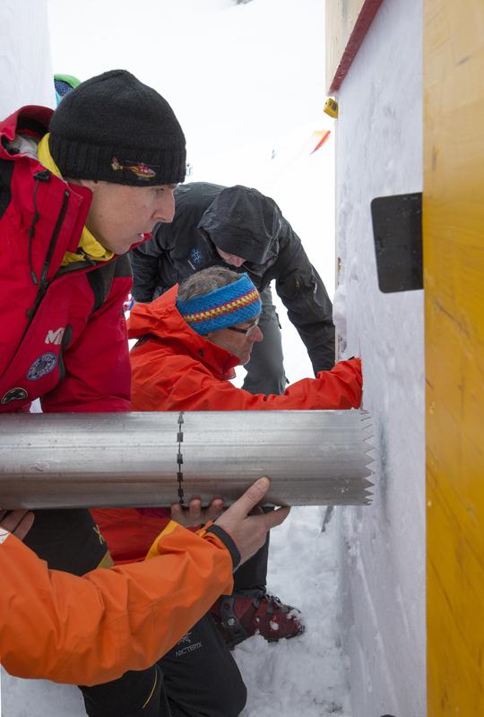 Schneeforscher stanzen Atemhöhle aus der künstlichen Lawine