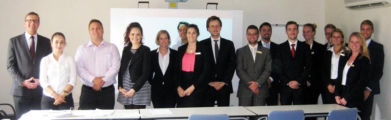 Dr. Rainer Wehner (li.) lernte im Rahmen zweier Lehrveranstaltungen am International College of Management, Sydney Studierende kennen.
