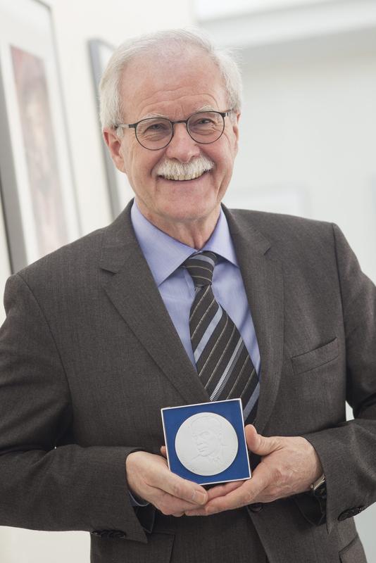Prof. Dr. Wolfgang Koenig mit der Rudolf-Schönheimer-Medaille.