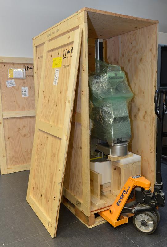 In einer großen Holzkiste wurde der Roboter aus den USA geliefert.